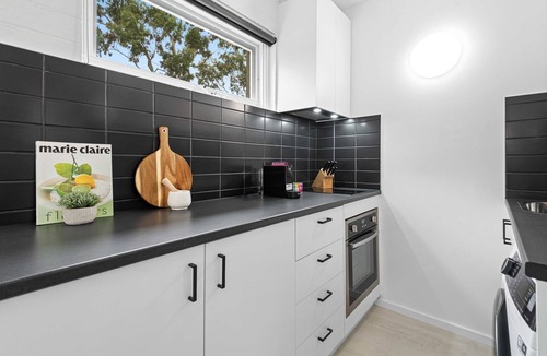 Parkville Apartment | Stunning 1-Bed Ground Floor Unit with Front Yard