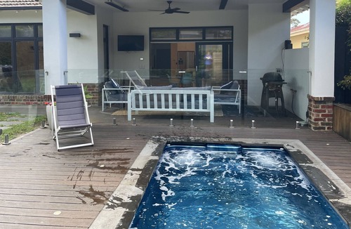 Kew East House | Stunning 4 bedroom home with spa