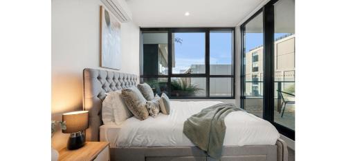 West Melbourne Apartment | Stunning City Skyline 3BR CBD Stay With Luxe Views & Parking