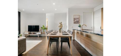West Melbourne Apartment | Stunning City Skyline 3BR CBD Stay With Luxe Views & Parking