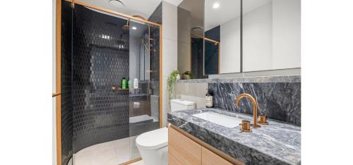 West Melbourne Apartment | Stunning City Skyline 3BR CBD Stay With Luxe Views & Parking