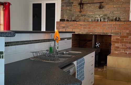 Boorowa House | Stunning Historic Property for Groups – Soaring Ceilings, Fireplaces & Sleeps 17