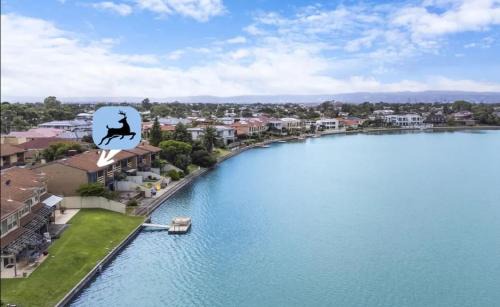 West Lakes House | Stunning Lake View Townhouse-Dream Staycation