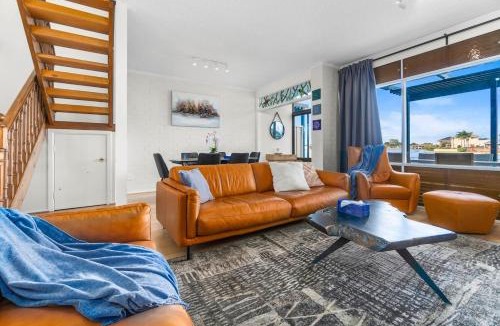 West Lakes House | Stunning Lake View Townhouse-Dream Staycation