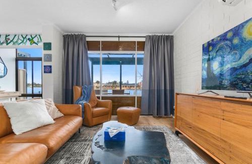 West Lakes House | Stunning Lake View Townhouse-Dream Staycation