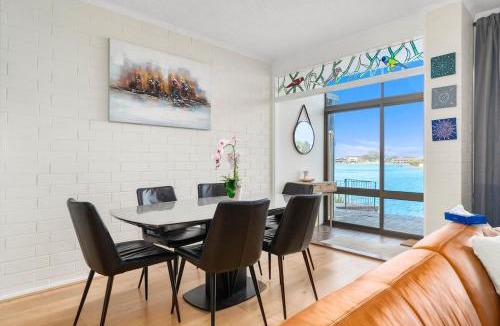 West Lakes House | Stunning Lake View Townhouse-Dream Staycation