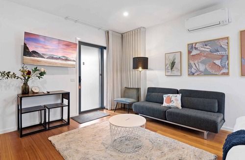 Carnegie Apartment | Stunning Studio Apartment Near Public Transport