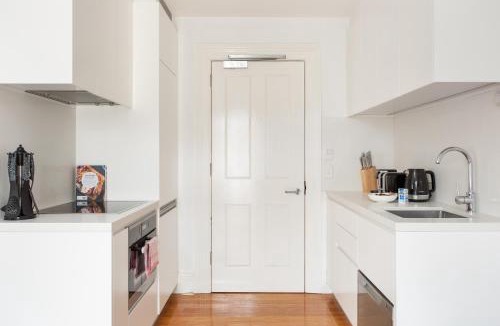 Lewisham Apartment | Stunning Studio with Alfresco Terrace near Trains