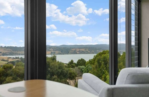 Grindelwald House | Stunning Vineyard & River Views