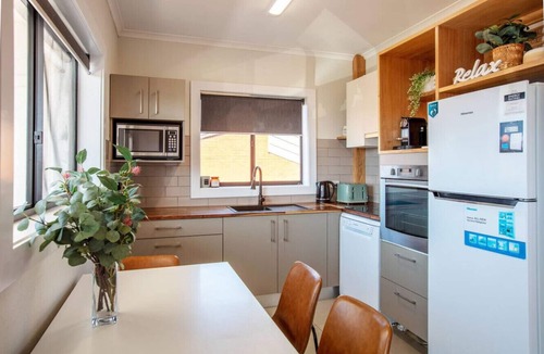 Jindabyne Apartment | Stunning Water Views 2