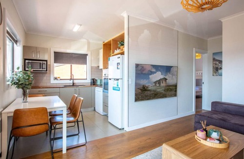 Jindabyne Apartment | Stunning Water Views 2