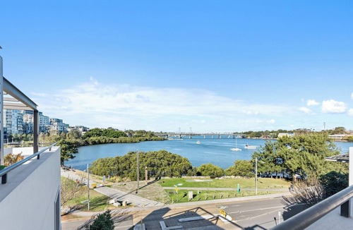 Ryde Apartment | Stunning waterfront oasis with beautifull rooftop terrace/Olypmic Park/Ferry