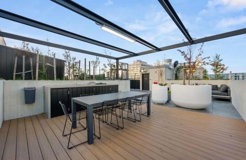 Phillip Apartment | Stylish 1-Bedroom Gem a 6-Minute Walk to Westfield with Parking