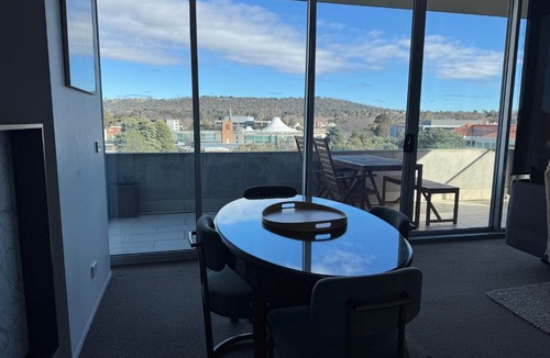 Capital Hill Apartment | Stylish 1BR Spacious Penthouse Self Check-in, 7 min walk to parliament