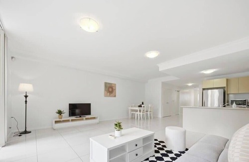 Holroyd Apartment | Stylish 2B Retreat with Parking