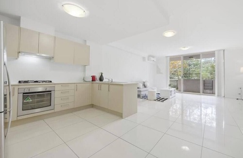 Holroyd Apartment | Stylish 2B Retreat with Parking