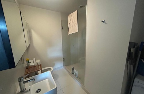 Abbotsford Apartment | Stylish 2BDR Retreat in Vibrant Abbotsford