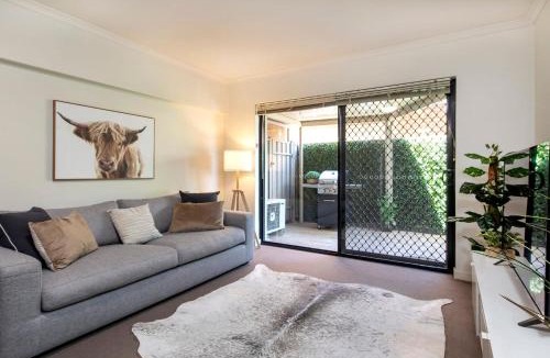 Glenelg South Apartment | Stylish 3 bed, 300m to the beach Wifi, Parking, Glenelg South