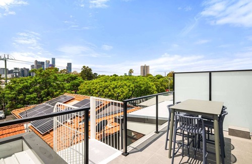 South Melbourne Apartment | Stylish 3-Bed Home Near South Melbourne Market