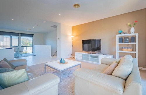 Torquay Apartment | Stylish 3 Bedroom Townhouse - Free Parking
