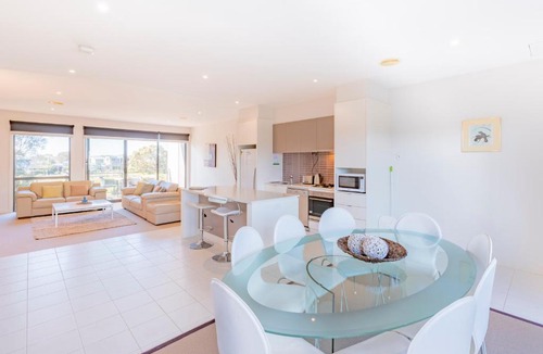 Torquay Apartment | Stylish 3 Bedroom Townhouse - Free Parking