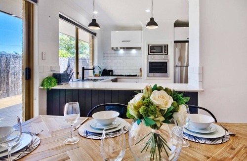 Scarborough House | Stylish 3 BR 1 min to Cafes/Restaurants/Park
