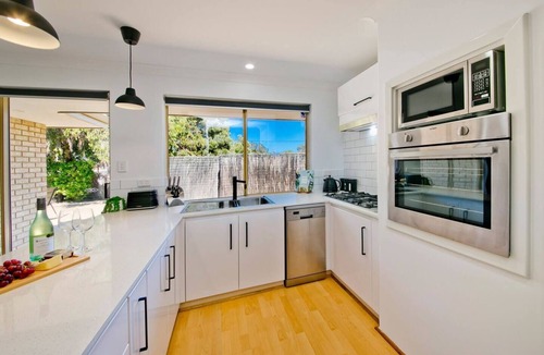 Scarborough House | Stylish 3 BR 1 min to Cafes/Restaurants/Park