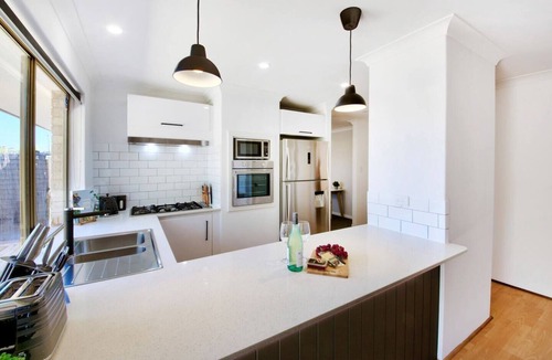 Scarborough House | Stylish 3 BR 1 min to Cafes/Restaurants/Park