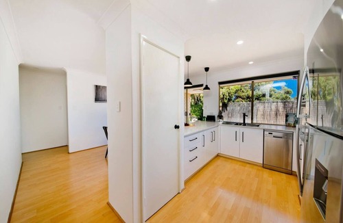 Scarborough House | Stylish 3 BR 1 min to Cafes/Restaurants/Park