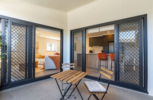 Mount Gravatt East Apartment | Stylish 3BR Top-Floor Apartment | Views, 2-Car Parking & EV-Friendly