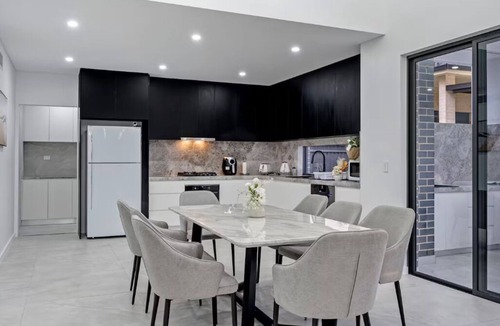 Peakhurst House | Stylish 3BR Family Home in Peakhurst with Backyard