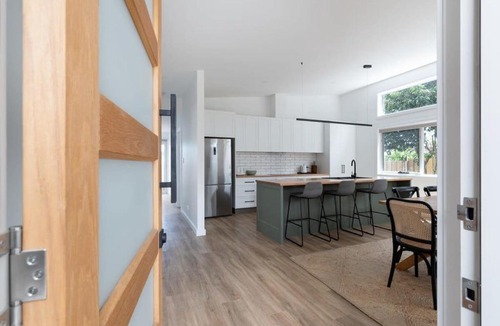 Kings Meadows House | Stylish 3BR Hideaway 7 Mins to CBD + Parking