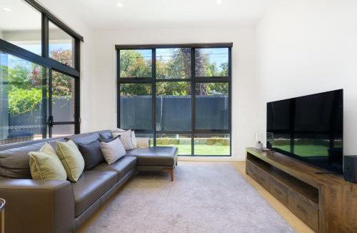 Garran House | Stylish 3BR Home Near Woden, Hospital and Buzz Hub - Hosted by Canstay