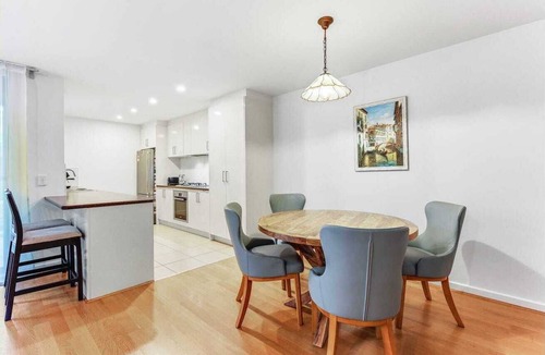 Parkdale House | Stylish 3BR townhouse near cafés, beach, parks, station, and Mordialloc dining.