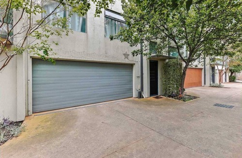 Parkdale House | Stylish 3BR townhouse near cafés, beach, parks, station, and Mordialloc dining.