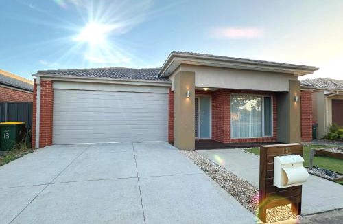 Tarneit House | Stylish 4 Bedroom Family Home in Tarneit - Walk to Station and Tarneit Central