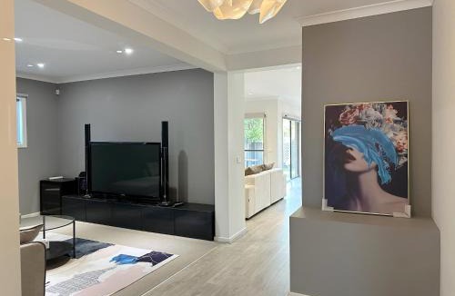 Tarneit House | Stylish 4 Bedroom Family Home in Tarneit - Walk to Station and Tarneit Central