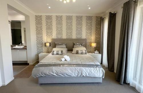 Tarneit House | Stylish 4 Bedroom Family Home in Tarneit - Walk to Station and Tarneit Central