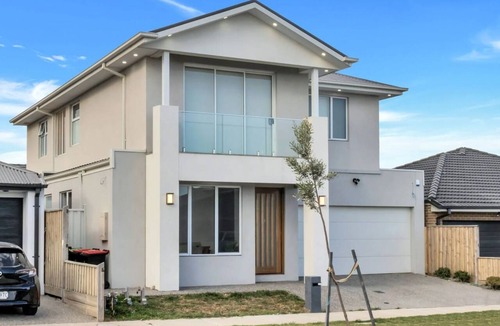 Mickleham House | Stylish 5-Bedroom Home for Family Vacations Near Melbourne