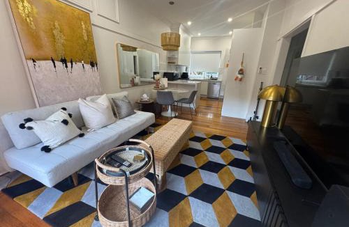 Surrey Hills House | Stylish and Conveniently Located 3 bedroom house retreat in Surrey Hills Melbourne