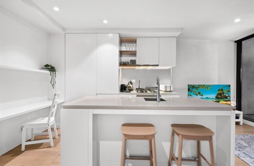 Melbourne Central Business District Apartment | Stylish Apartment in Ikebana Complex