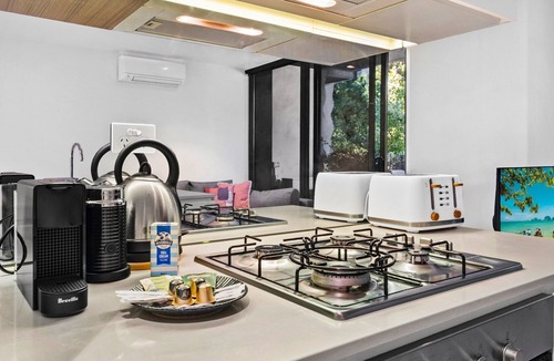 Melbourne Central Business District Apartment | Stylish Apartment in Ikebana Complex