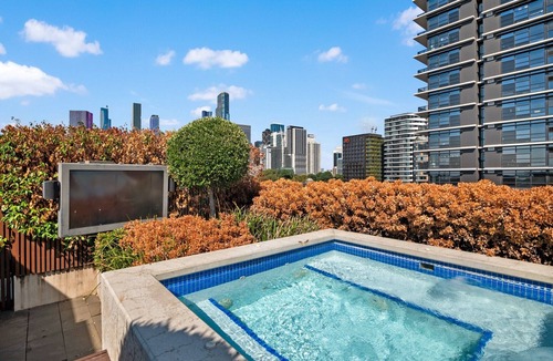 Melbourne Central Business District Apartment | Stylish Apartment in Ikebana Complex
