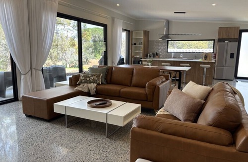 Nannup House | Stylish Bush Escape | 3BR Near Walking Trails