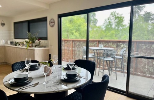 Healesville Apartment | Stylish & Central Healesville Apartment with Leafy Views & Balcony