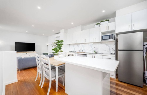 Maidstone House | Stylish City-Edge Home with Balcony & Parking