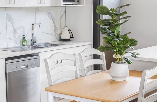 Maidstone House | Stylish City-Edge Home with Balcony & Parking