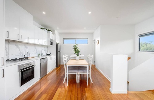 Maidstone House | Stylish City-Edge Home with Balcony & Parking