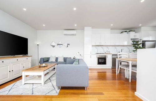 Maidstone House | Stylish City-Edge Home with Balcony & Parking