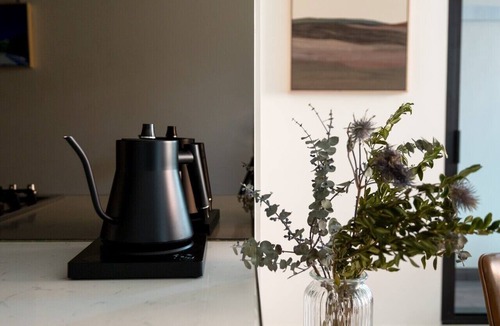 Collingwood Apartment | Stylish Collingwood Apartment with Balcony